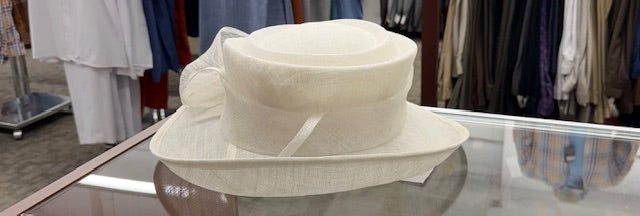 Elegant White Ladies' Church Hat – Sophisticated Wide Brim with Decorative Bow Accent